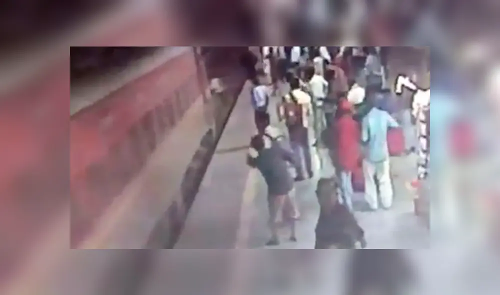 Policía arriesga su vida para salvar a distraído sujeto de un tren a toda velocidad [VIDEO]