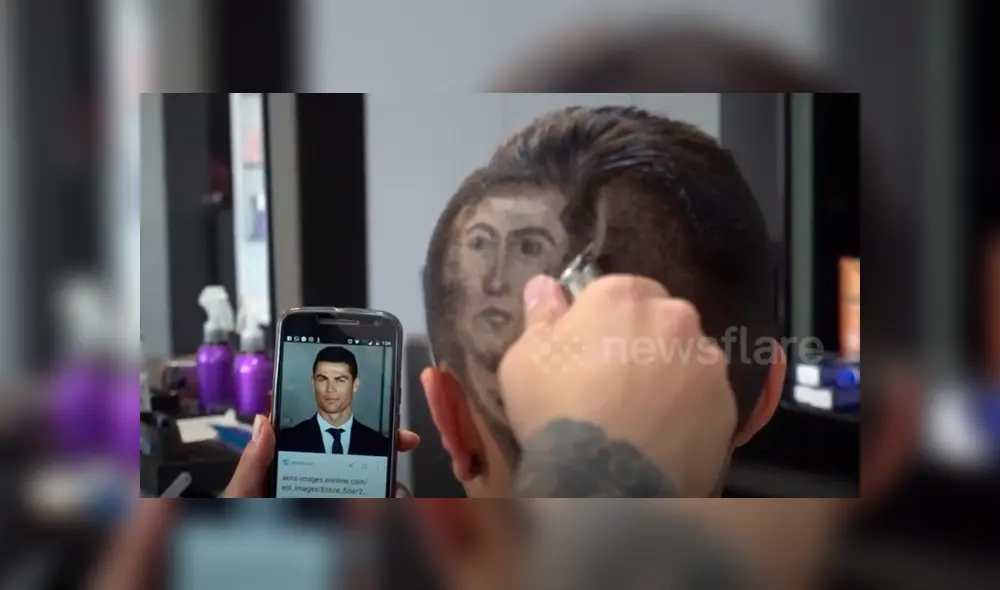 Barbero inexperto hace corte con el rostro de Cristiano Ronaldo y todo sale mal. Barbero inexperto hace corte con el rostro de Cristiano Ronaldo y todo sale mal.