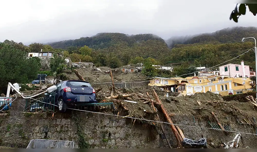 Avalancha. Lodo de la montaña Epomeo en Ischia dejó muertos y además destrozos en decenas de residencias y comercios. Foto: EFE