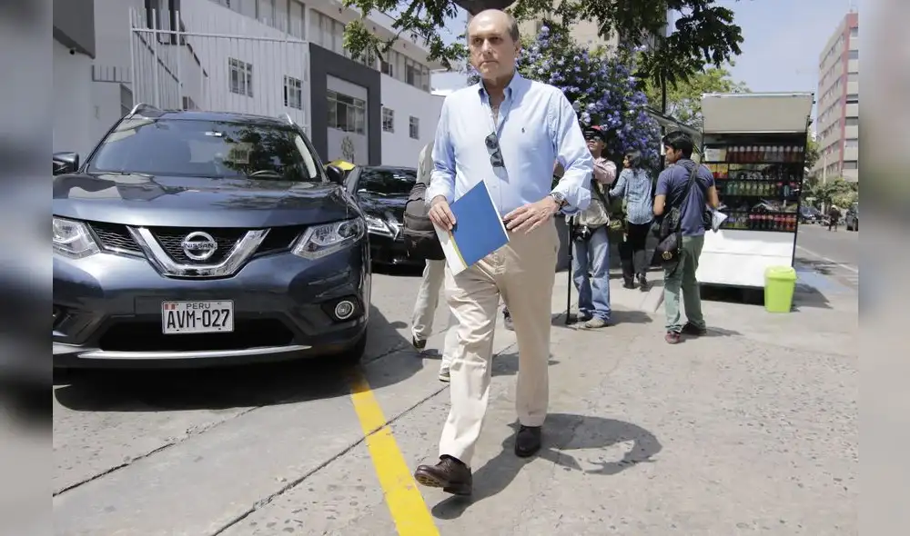 Familiares visitan a PPK en la clínica Anglo Americana [FOTO]