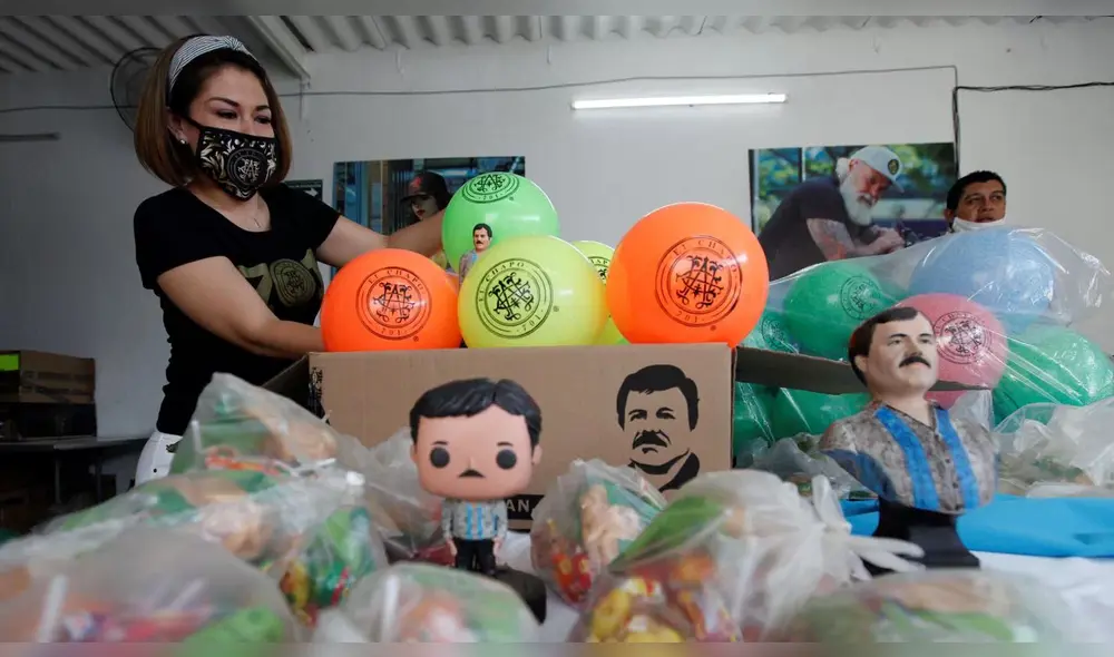 Por el Día del Niño, Alejandrina Guzmán ha entregado figuritas en miniatura de su padre a varios niños. Foto: EFE. Por el Día del Niño, Alejandrina Guzmán ha entregado figuritas en miniatura de su padre a varios niños. Foto: EFE.