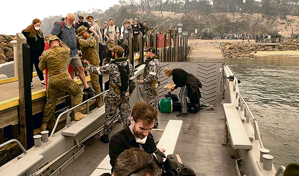 Auxilio. Militares australianos apoyan a la ciudadanía a salir de las zonas afectadas por los incendios forestales. Crédito: AFP Auxilio. Militares australianos apoyan a la ciudadanía a salir de las zonas afectadas por los incendios forestales. Crédito: AFP