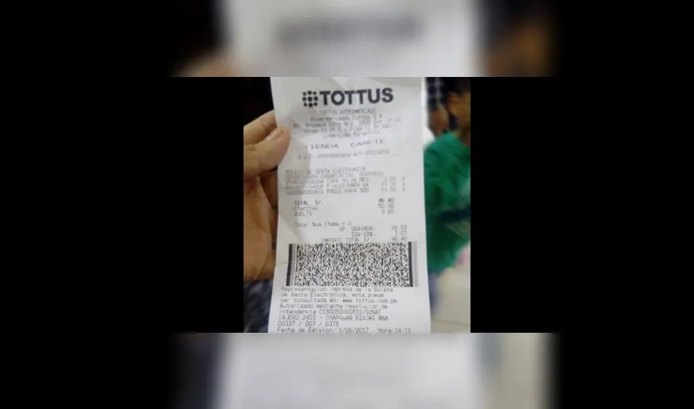 Tottus: Jóvenes tienen que buscar voucher en la basura para demostrar que pagaron