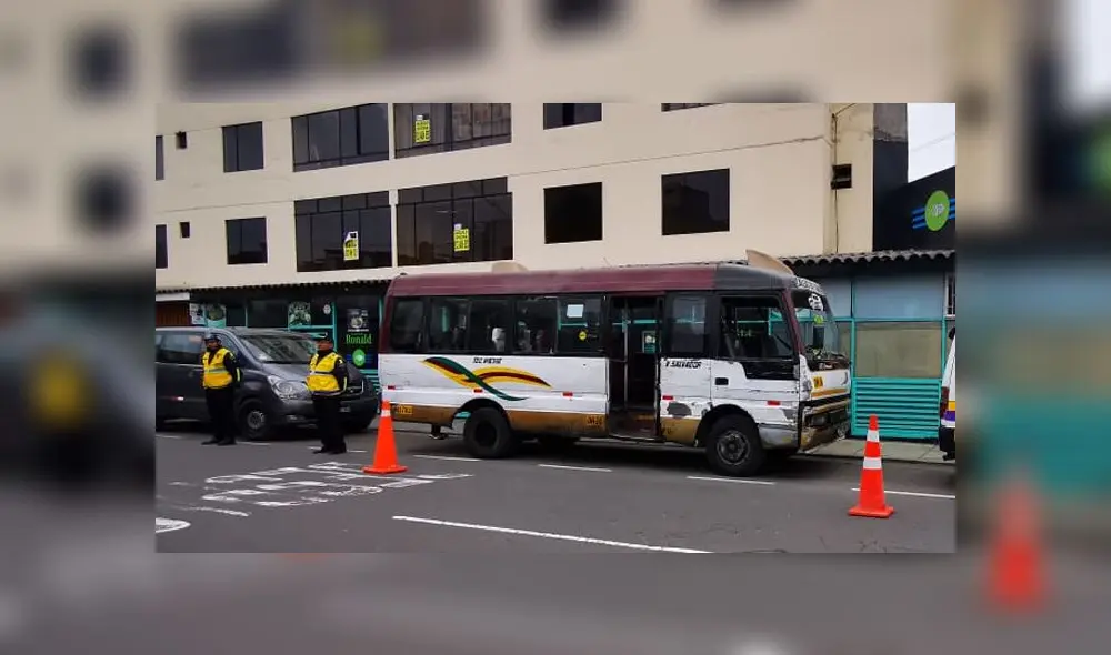 La unidad fue trasladada al depósito con otra combi informal.