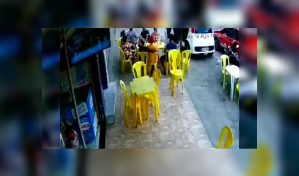 Auto embiste a 10 comensales en Argentina.