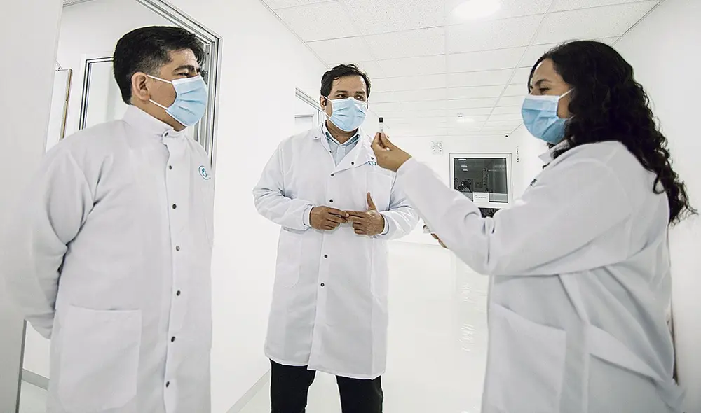 Están listos. Los investigadores Luis Saravia, Martín Salazar y Milagros Zavaleta con el producto desarrollado luego de meses de investigaciones y ensayos. Foto: Innóvate Perú Están listos. Los investigadores Luis Saravia, Martín Salazar y Milagros Zavaleta con el producto desarrollado luego de meses de investigaciones y ensayos. Foto: Innóvate Perú