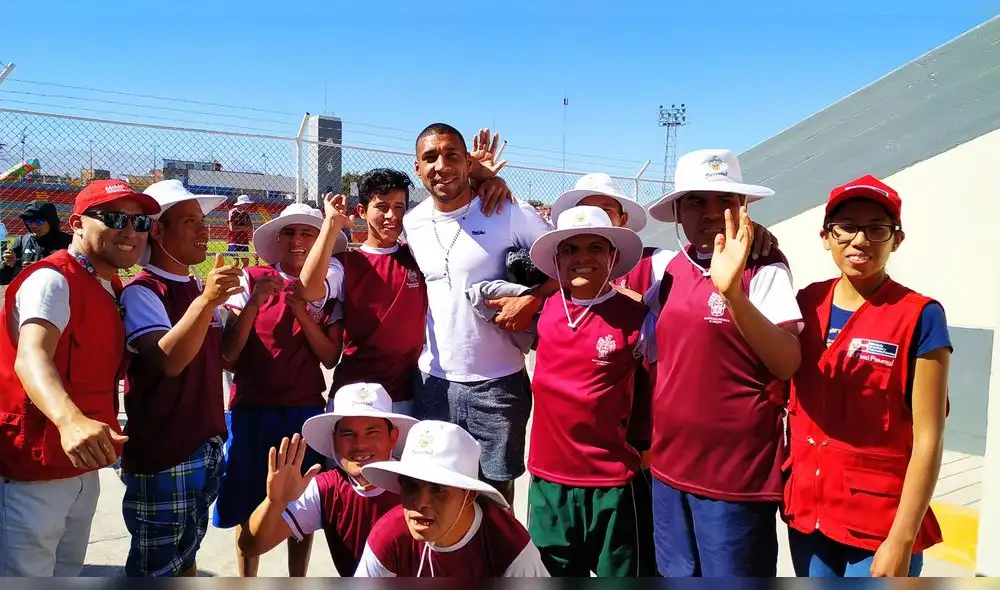 BARNEY Y SUS AMIGOS. Giancarlo Carmona posa alegre con jóvenes con capacidades diferentes del CAR Sagrada Familia, quienes ayer participaron en una competencia de atletismo. BARNEY Y SUS AMIGOS. Giancarlo Carmona posa alegre con jóvenes con capacidades diferentes del CAR Sagrada Familia, quienes ayer participaron en una competencia de atletismo.