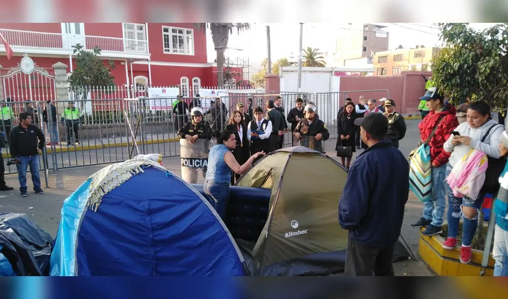 Retiran a extranjeros de la calle del consulado chileno.