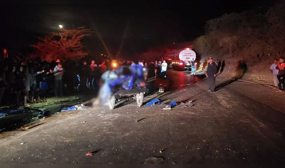 Unidad motorizada quedó destrozada por el impacto.