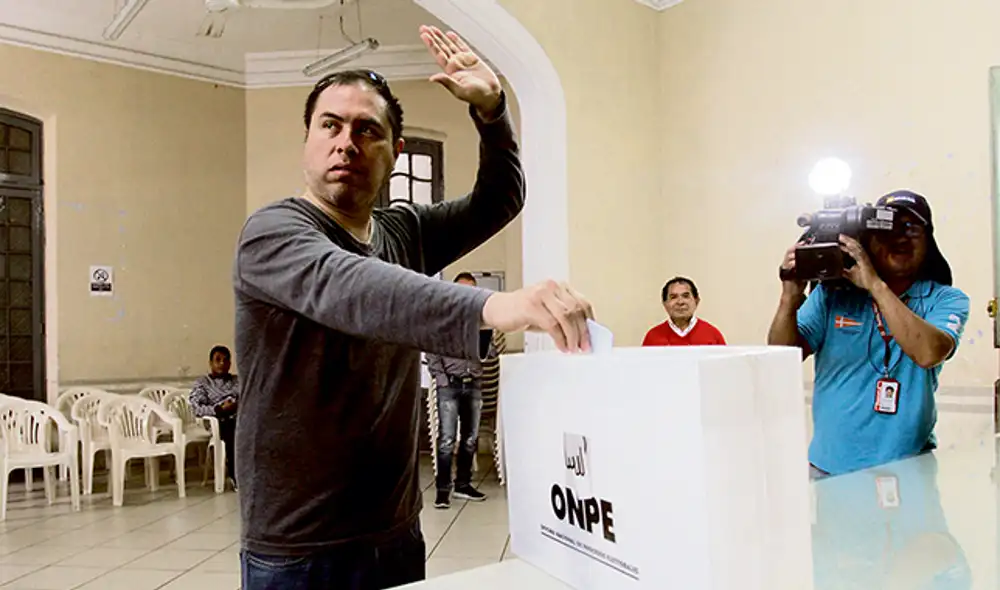 Partido aprista. Militantes votan en medio de pugnas. Partido aprista. Militantes votan en medio de pugnas.