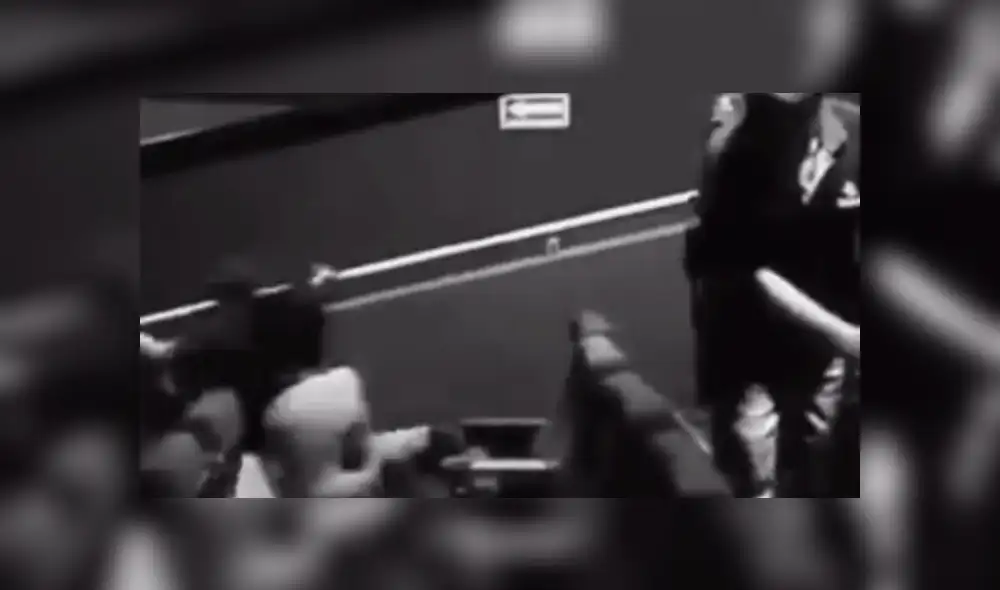 Facebook viral: brutal caída sufre empleada de Cinépolis mientras limpiaba la sala [VIDEO]