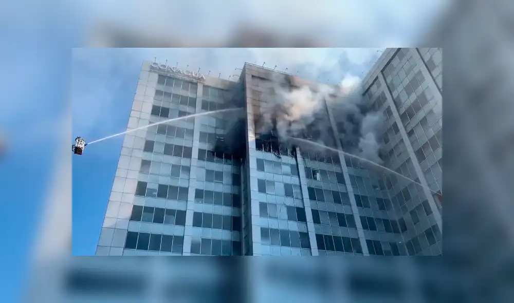 Alerta en México ante incendio en edificio de Comisión del Agua 