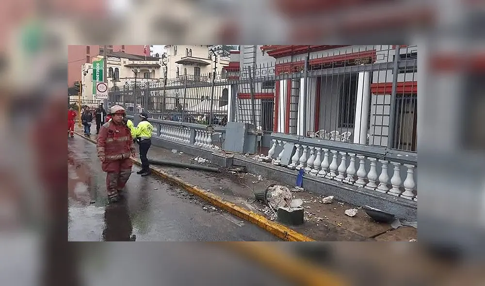 Frontis de la Embajada de Venezuela fue impactado por bus del Corredor Azul [FOTOS]
