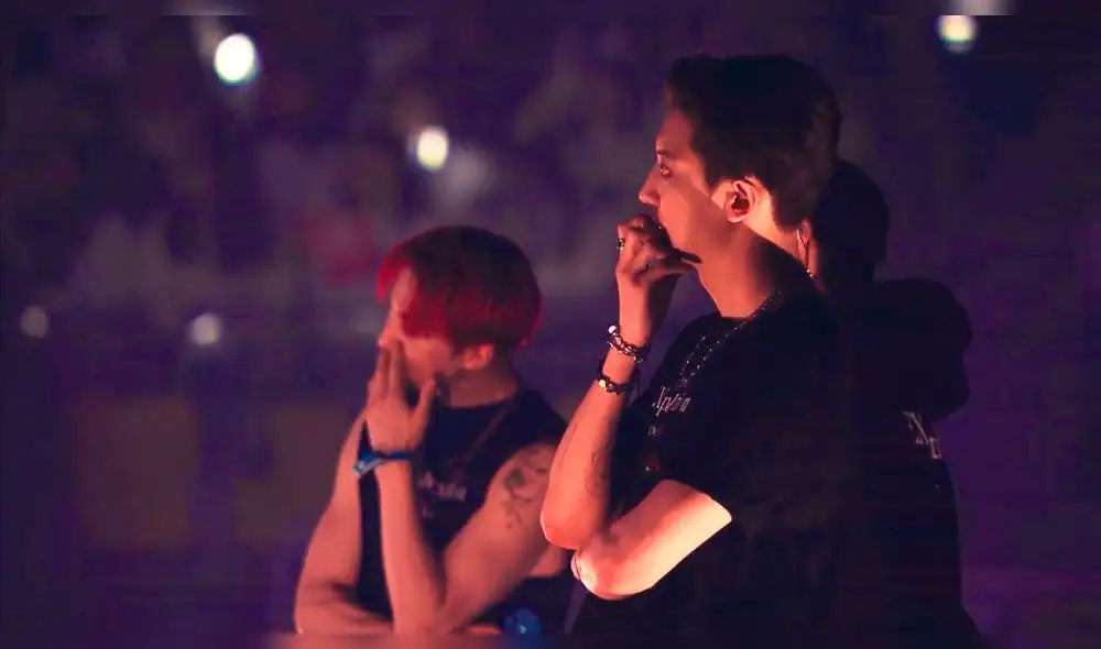 Los integrantes de EXO se mostraron sorprendidos al ver el video que Chanyeol preparó para ellos. Los integrantes de EXO se mostraron sorprendidos al ver el video que Chanyeol preparó para ellos.