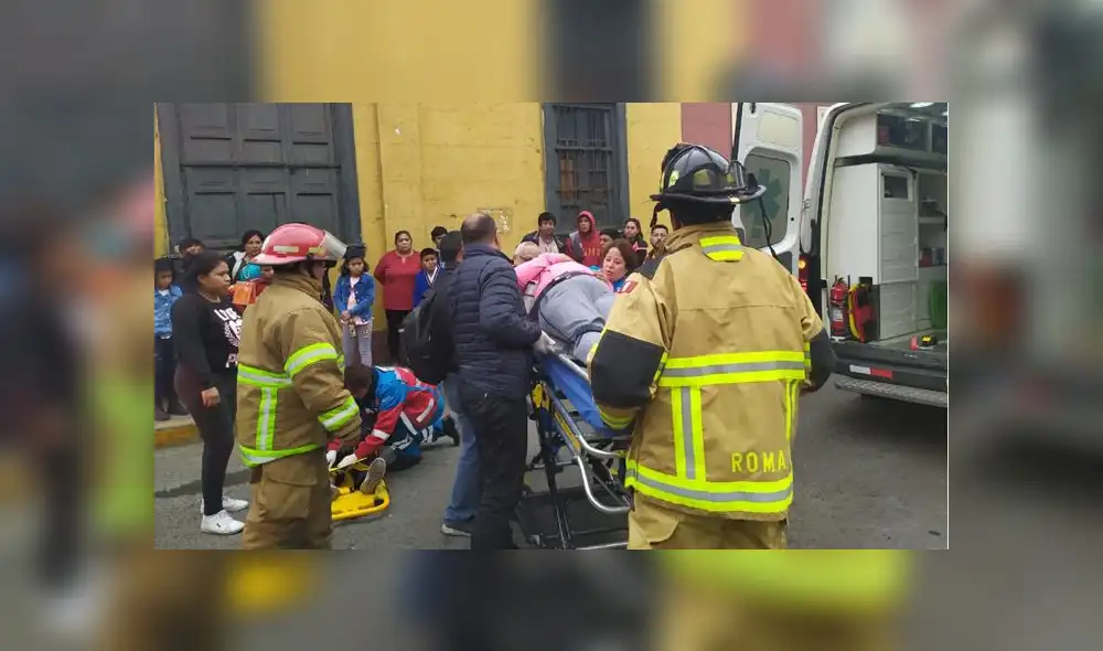 Compañía de bomberos acudieron al lugar para atender a la víctimas, quienes luego fueron llevadas a una clínica. (Foto: Christian Moreno / La República)