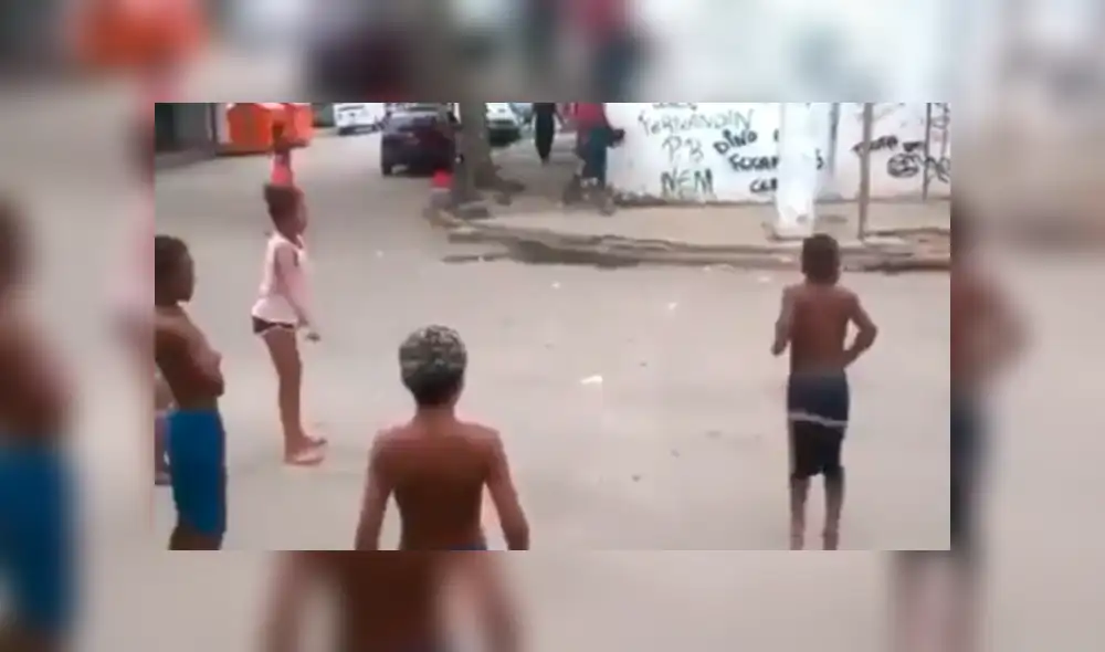 Facebook viral: perro ayuda a niños para que jueguen a saltar la cuerda en la calle Facebook viral: perro ayuda a niños para que jueguen a saltar la cuerda en la calle