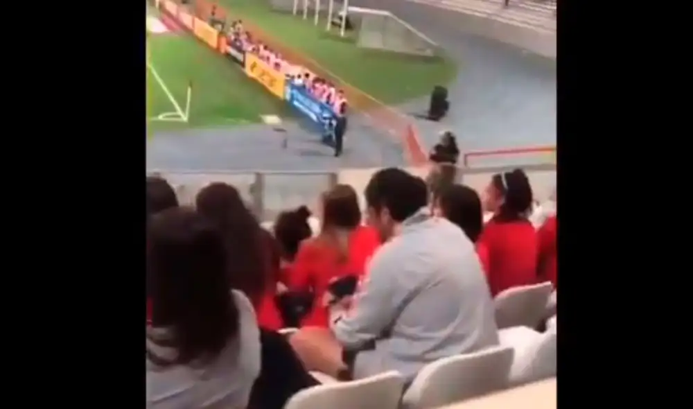 Un simpatizante estuvo viendo su serie en lugar del encuentro. Foto: Twitter Un simpatizante estuvo viendo su serie en lugar del encuentro. Foto: Twitter