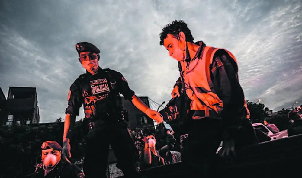 5. Detenido. Este joven fue el primer detenido de la noche. Lo encontraron en el límite de Bellavista y San Miguel, cuando ya había empezado el toque de queda. Todavía hay gente que prefiere exponerse. 5. Detenido. Este joven fue el primer detenido de la noche. Lo encontraron en el límite de Bellavista y San Miguel, cuando ya había empezado el toque de queda. Todavía hay gente que prefiere exponerse.