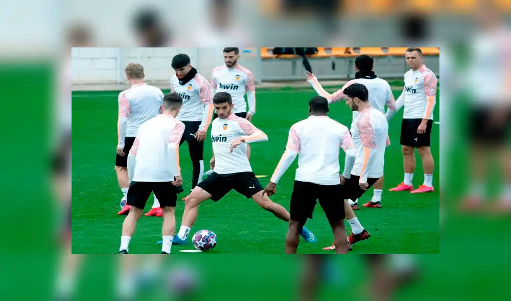El técnico Albert Celades López y Dani Parejo revisaron el campo de juego y no quedaron conformes. Foto: Difusión.