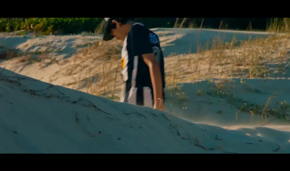 Alianza Lima: camiseta blanquiazul aparece en película uruguaya Los Tiburones. Foto: Captura de video. Alianza Lima: camiseta blanquiazul aparece en película uruguaya Los Tiburones. Foto: Captura de video.