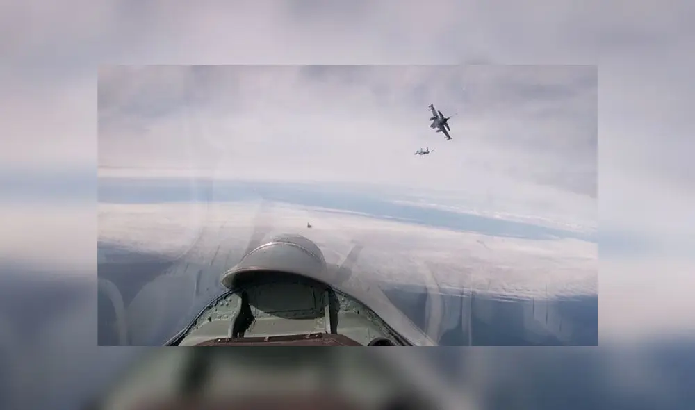 Cazas rusos acompañan a un avión de la OTAN. Captura de video: RT.