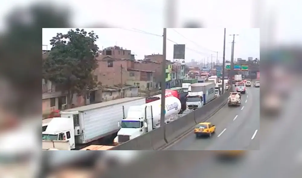 Incendio de auto en Vía Evitamiento genera gran congestión vehicular [VIDEO]