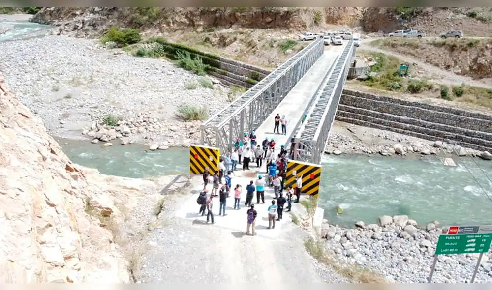 Puente construido sobre el río Silato Puente construido sobre el río Silato