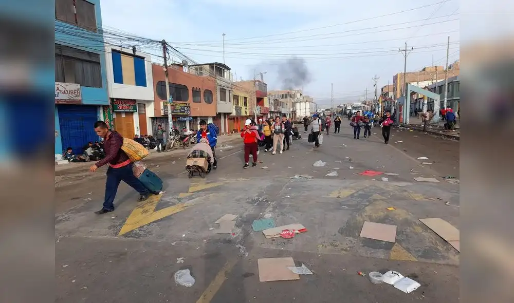 OPCIÓN. A otros ciudadanos no les quedó otra opción que irse caminando y tratar de llegar a sus destinos de cualquier forma. En Chala, mineros no dan opciones ni tregua.