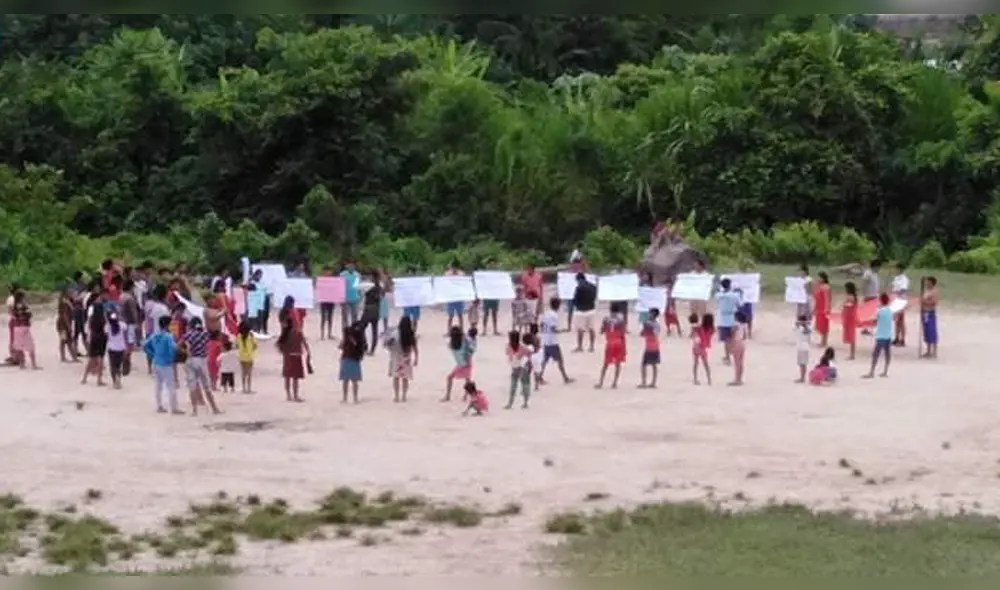 Pobladores protestaron en campo deportivo.