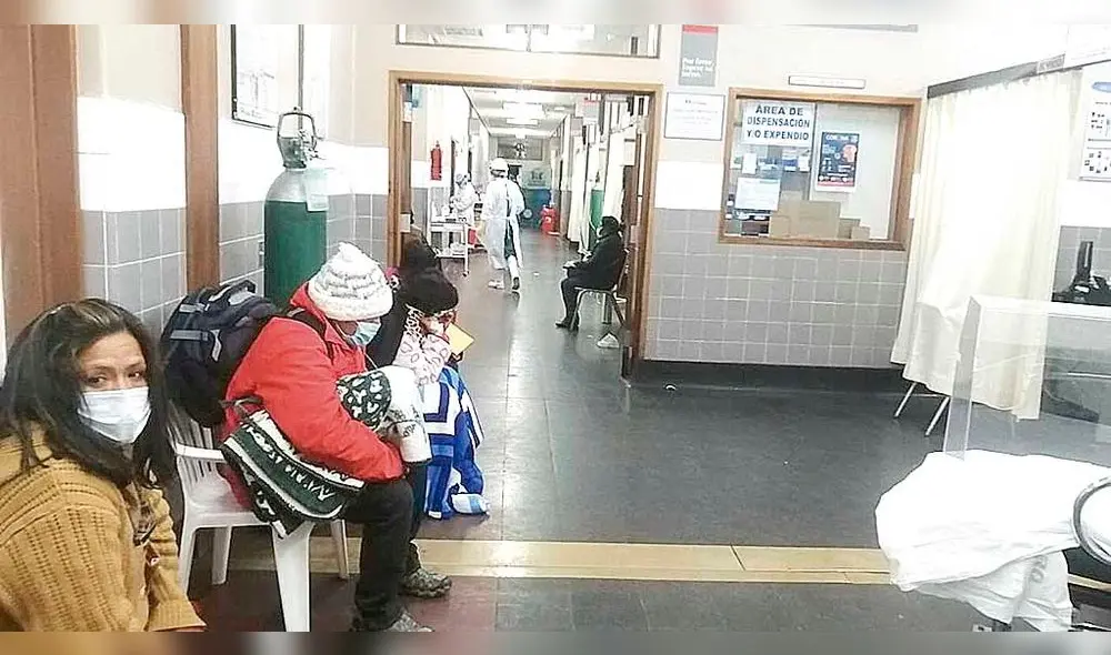 HOSPITALES SIN ESPACIO. La avalancha de pacientes hizo colapsar los nosocomios y ahora son atendidos en camillas en pasillos HOSPITALES SIN ESPACIO. La avalancha de pacientes hizo colapsar los nosocomios y ahora son atendidos en camillas en pasillos