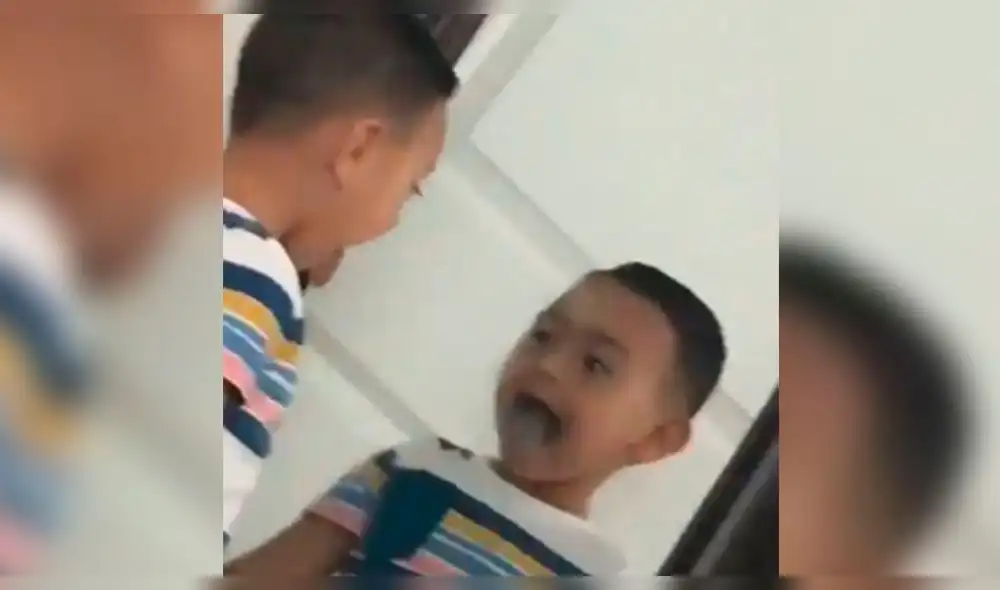 Facebook: niño se mira en el espejo y sucede algo insólito Facebook: niño se mira en el espejo y sucede algo insólito