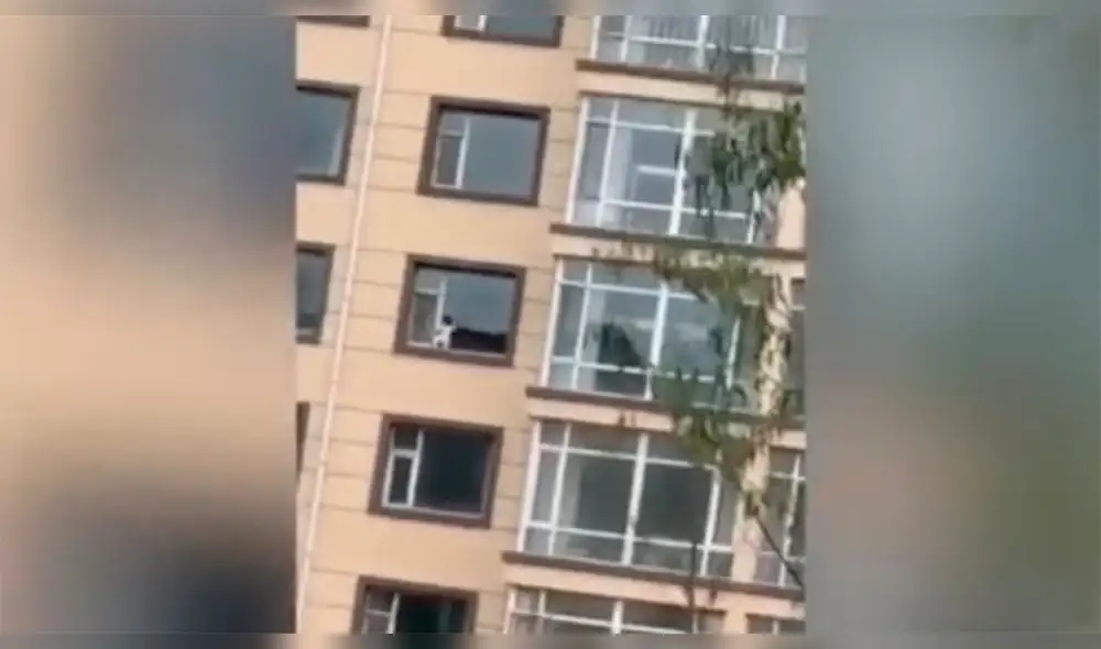 YouTube viral: niño juega en ventana de quinto piso y aterra a miles [VIDEO]
