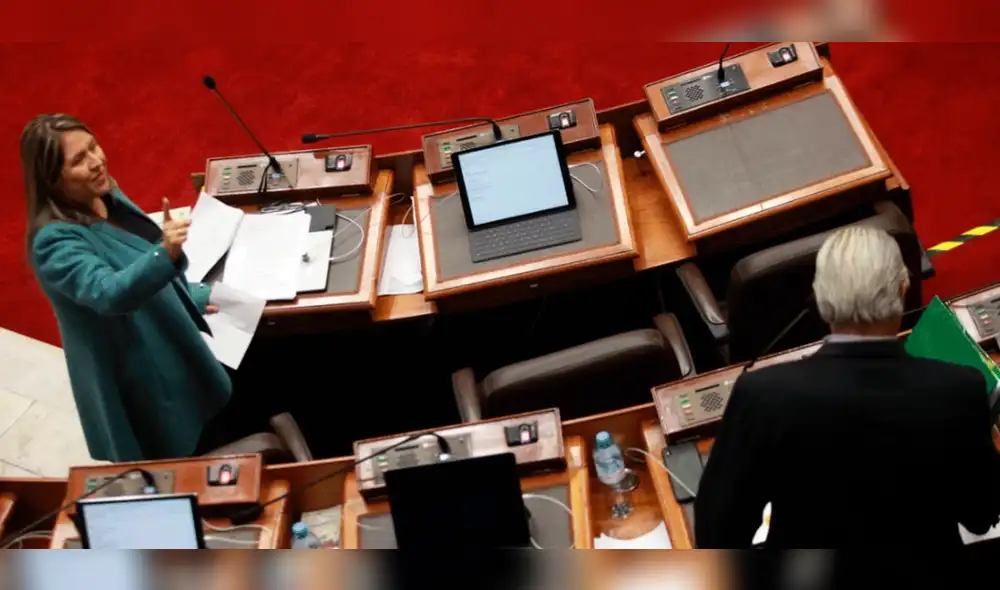 Yeni Vilcatoma protagonizó incidente en el Pleno. Foto: Jhonel Rodríguez / La República Yeni Vilcatoma protagonizó incidente en el Pleno. Foto: Jhonel Rodríguez / La República