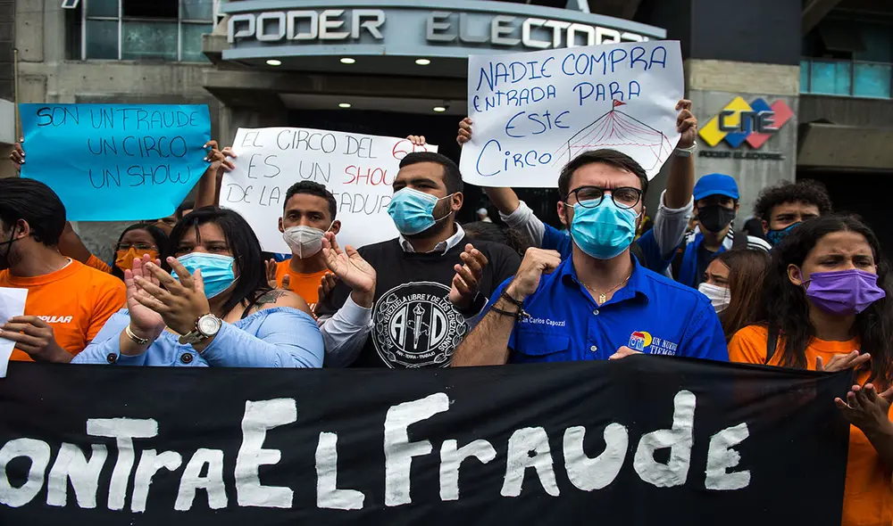 Un grupo de jóvenes el 2 de diciembre en una protesta al frente del CNE en Caracas (Venezuela) por considerar un fraude las elecciones legislativas del próximo domingo. Foto: AFP Un grupo de jóvenes el 2 de diciembre en una protesta al frente del CNE en Caracas (Venezuela) por considerar un fraude las elecciones legislativas del próximo domingo. Foto: AFP