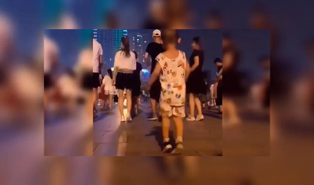 En YouTube, un pequeño dejó impactados a los transeúntes al demostrar su talento en el baile.