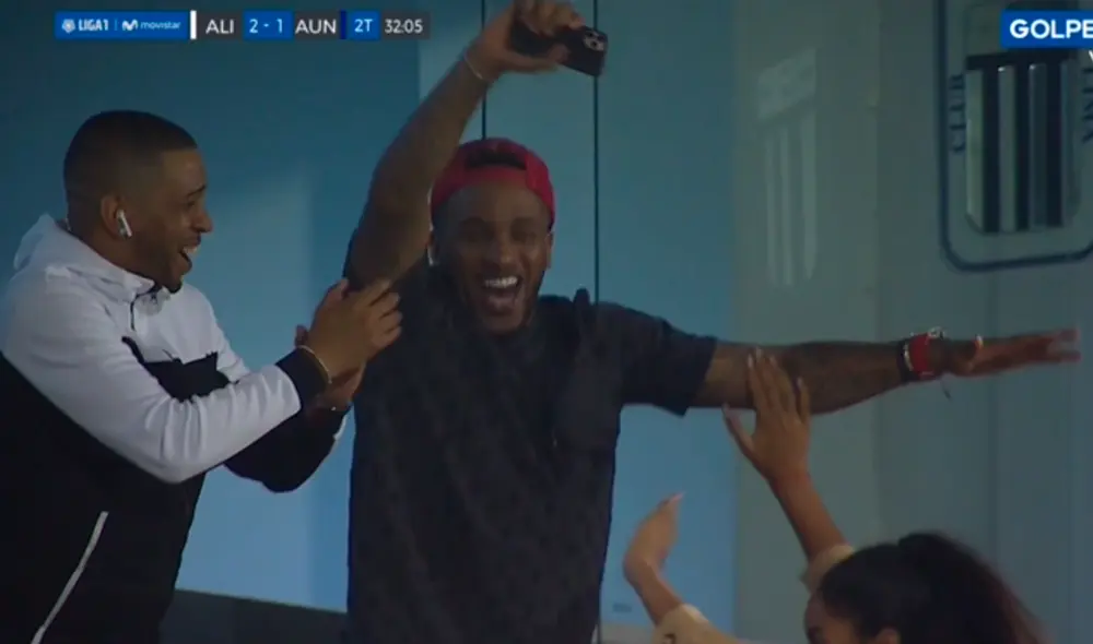 Jefferson Farfán disfrutó en el tribuna en golazo de Carlos Ascues en el Alianza Lima vs. Alianza Universidad. Jefferson Farfán disfrutó en el tribuna en golazo de Carlos Ascues en el Alianza Lima vs. Alianza Universidad.