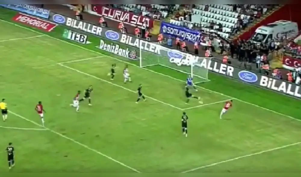 YouTube: Samuel Eto’o estaba solo frente al arco y todo acabó en un terrible blooper [VIDEO]