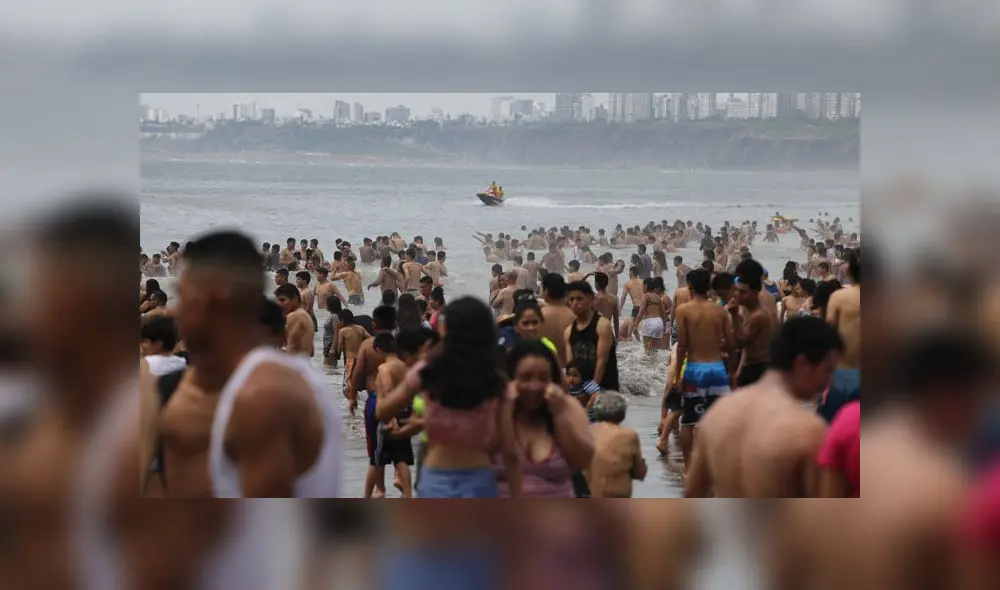 Agua Dulce se vio repleta de personas, quienes llegaron con sombrillas y muchas ganas de pasar el primer día del año. (Foto: Jorge Cerdán / La República)