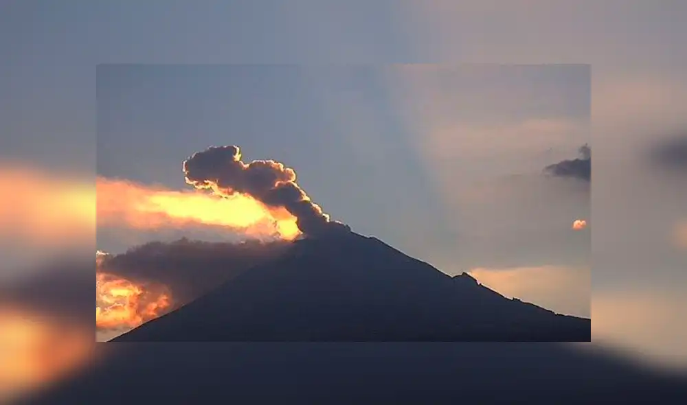 Los comentarios en internet mencionan que se trata de un OVNI sobrevolando por el volcán. Los comentarios en internet mencionan que se trata de un OVNI sobrevolando por el volcán.