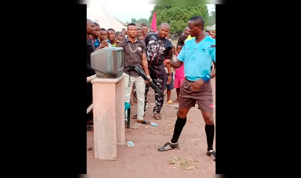 Árbitro acude al VAR en liga amateur de África y recibe ‘presión’ de hincha que porta arma de fuego. Foto: Twitter. Árbitro acude al VAR en liga amateur de África y recibe ‘presión’ de hincha que porta arma de fuego. Foto: Twitter.