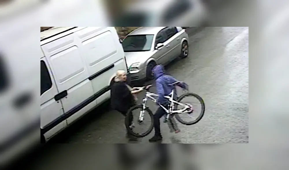 Desliza a la izquierda para conocer a esta valiente anciana. Foto: Captura. Desliza a la izquierda para conocer a esta valiente anciana. Foto: Captura.