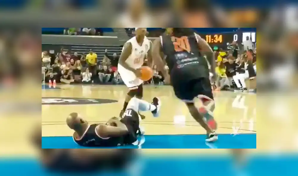 El basquetbolista quedó en el piso. Créditos: Captura de video
