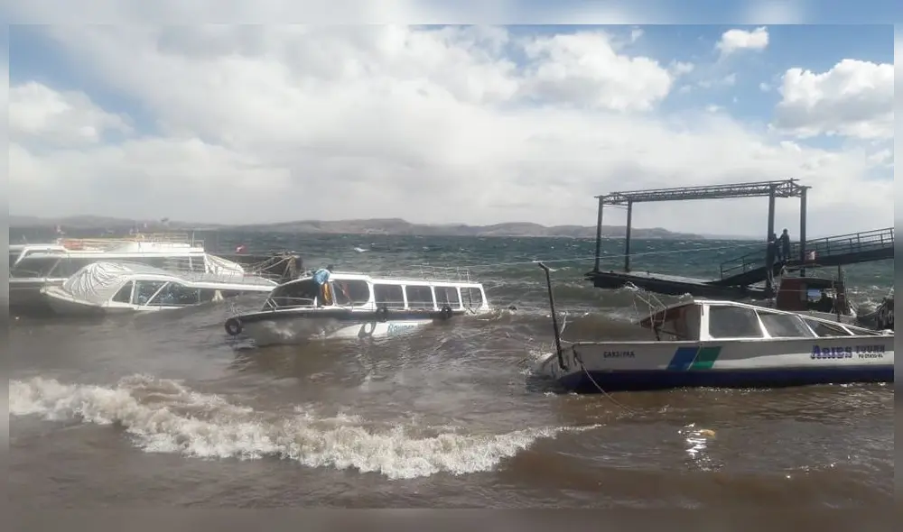 Puno: vientos anómalos provocaron estragos en embarcaciones de madera que se desplazan por el lago Titicaca. Puno: vientos anómalos provocaron estragos en embarcaciones de madera que se desplazan por el lago Titicaca.