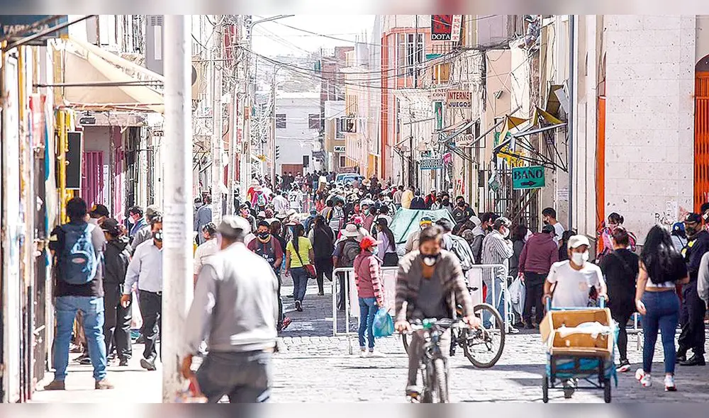 sin control. A inicios de julio, Arequipa fue la única región del sur que permaneció en cuarentena por el descontrol de la población que se volcó a las calles. En la actualidad el panorama no cambio. sin control. A inicios de julio, Arequipa fue la única región del sur que permaneció en cuarentena por el descontrol de la población que se volcó a las calles. En la actualidad el panorama no cambio.