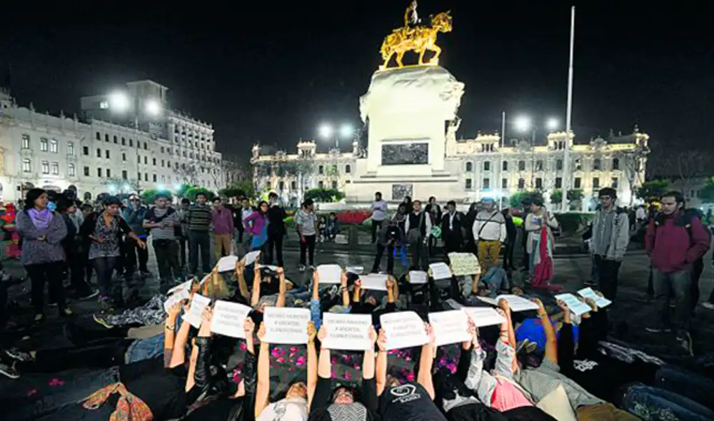 Que sea ley. Cientos de mujeres marchan para que el Estado despenalice el aborto. (Foto: Melissa Merino) Que sea ley. Cientos de mujeres marchan para que el Estado despenalice el aborto. (Foto: Melissa Merino)