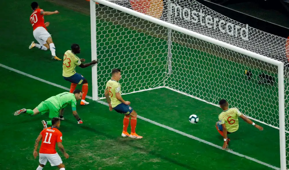 Charles Aránguiz había anotado el 1-0 en el Chile vs Colombia por Copa América 2019, pero el VAR se lo anuló. | Foto: EFE