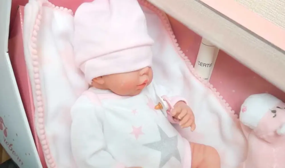 Desliza las imágenes para ver el aspecto de este costoso juguete que actualmente se vende en Lima. Foto: captura de YouTube/Ariana Bolo Arce Desliza las imágenes para ver el aspecto de este costoso juguete que actualmente se vende en Lima. Foto: captura de YouTube/Ariana Bolo Arce