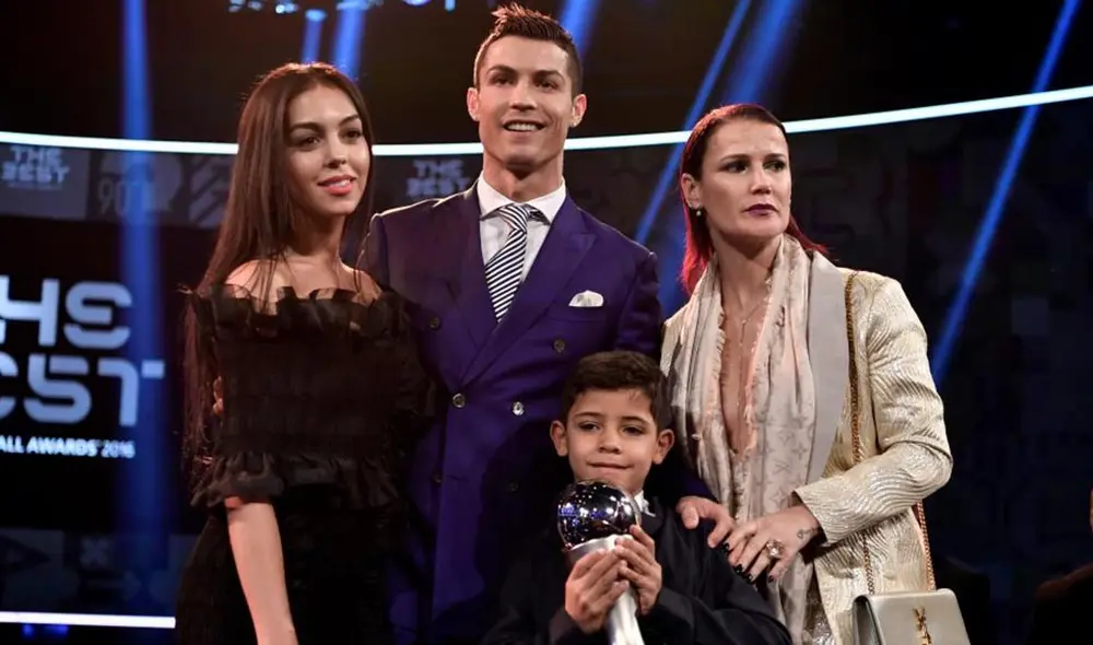 Cristiano Ronaldo junto a su hermana Elma Aveiro, su novia Gerogina Rodríguez y su hijo Cristiano Jr., durante la ceremonia del premio The Best en 2017. Foto: Fabrice Coffrini/AFP. Cristiano Ronaldo junto a su hermana Elma Aveiro, su novia Gerogina Rodríguez y su hijo Cristiano Jr., durante la ceremonia del premio The Best en 2017. Foto: Fabrice Coffrini/AFP.