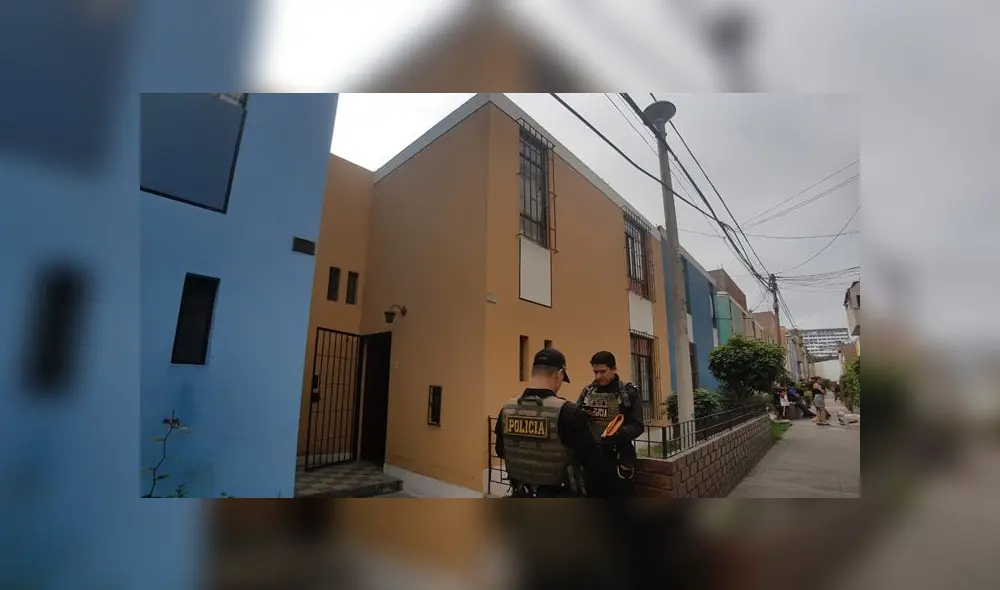 Fue el fuerte olor que salía de la casa 167 lo que llamó la atención de vecinos. (Foto: Grace Mora / La República)