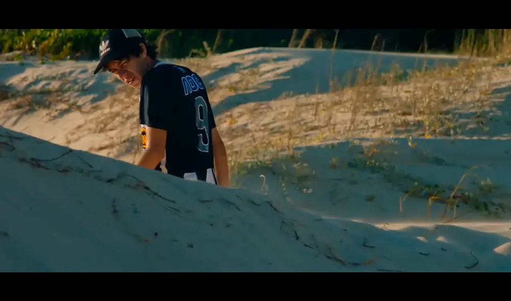 Alianza Lima: camiseta blanquiazul aparece en película uruguaya Los Tiburones. Foto: Captura de video. Alianza Lima: camiseta blanquiazul aparece en película uruguaya Los Tiburones. Foto: Captura de video.